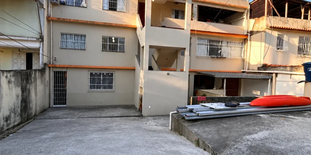 Pátio Residencial Ens ensolarado Sem Veículos